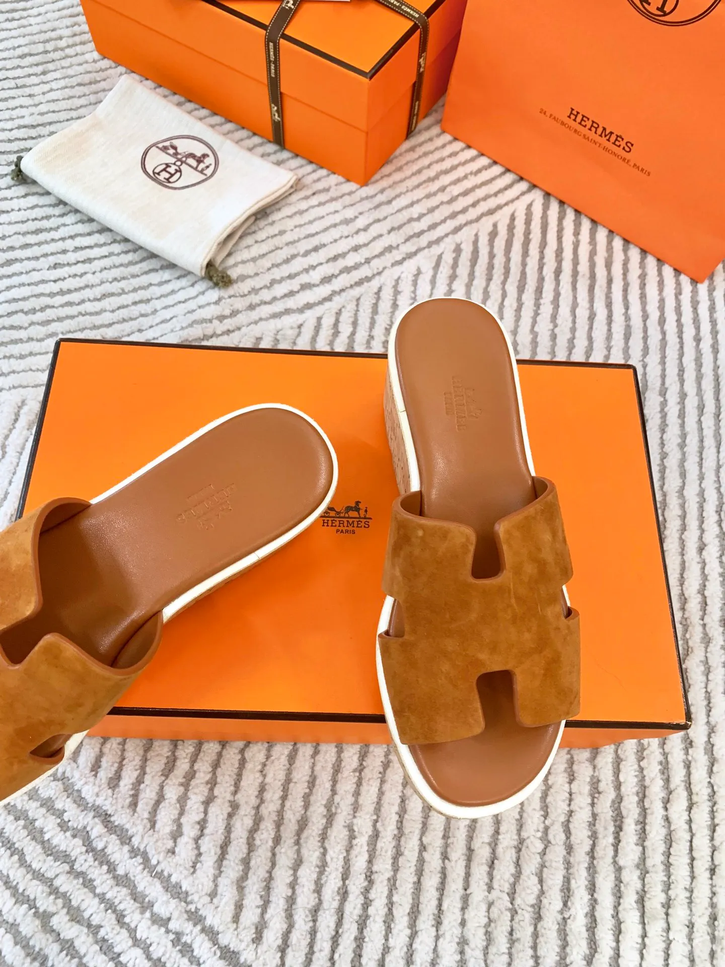 👟👟Ex-factory price 500👟👟 Peak enamel is made by hand, supreme purchasing agent level! Hermes spring and summer new slippers, high-end customization, exclusive products, the highest version in the industry, authentic mold opening and customization, laminating technology, heavy investment in development of a fully matched steel mold, perfect authentic version of the logo, exclusive correct version of the original font, Italian original calfskin cut upper, non-slip rubber outsole, lining: foot pads, pure imported Italian mixed breed, environmentally friendly goatskin, genuine leather welt, original packaging size: 34~41 (34.40. 41) Customized-no returns or exchanges